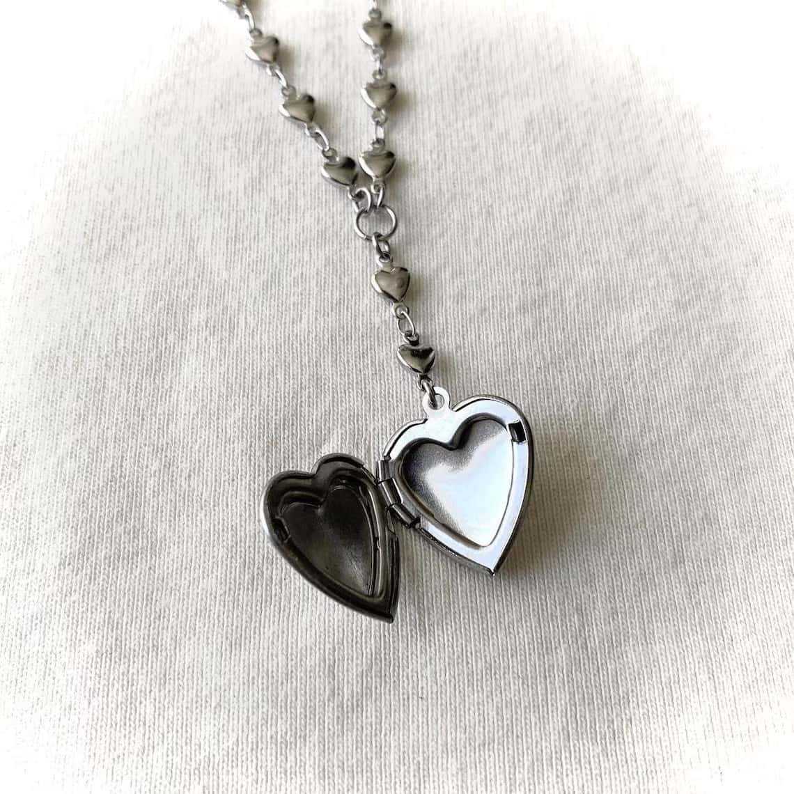 Kalung Rantai Rosario dengan L - Heart Locket Necklace Photo ulasan dan harga